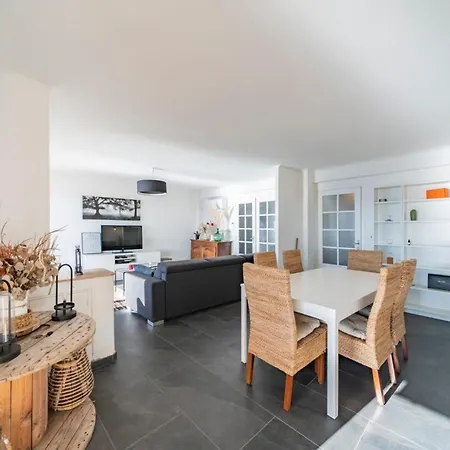 Wonderful 2 Bedroom With Sea View Apartment *